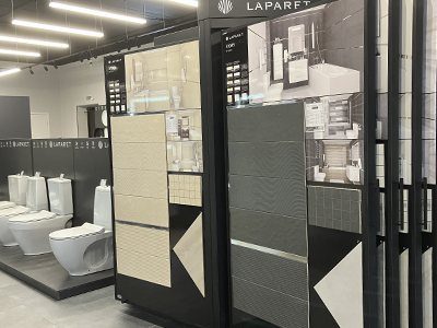 Керамическая плитка и обои в салоне Атмосфера