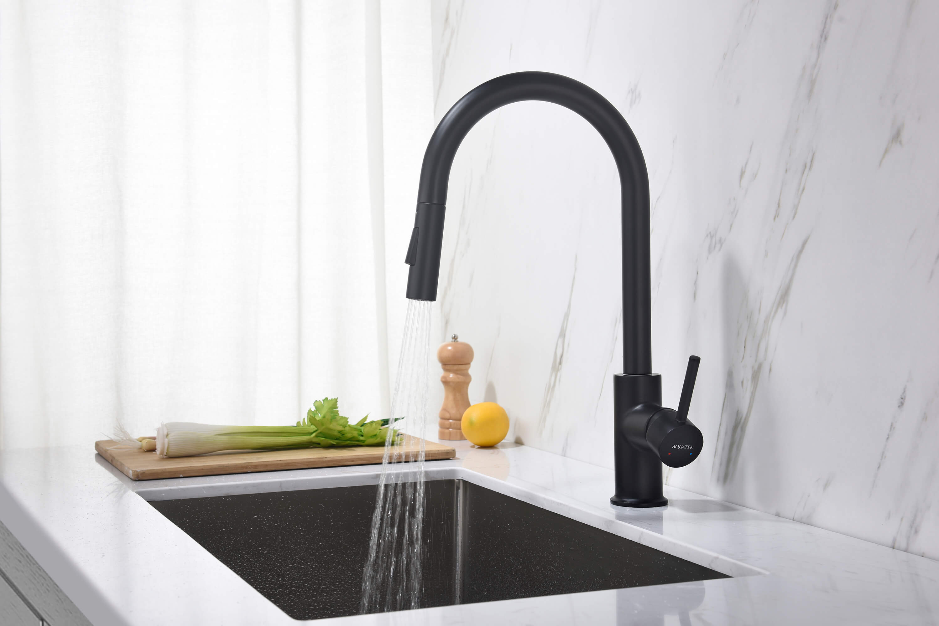 Смеситель для кухни с вытяжным изливом 2 режима AQUATEK, матовый черный AQ1384MB Европа — фото 11