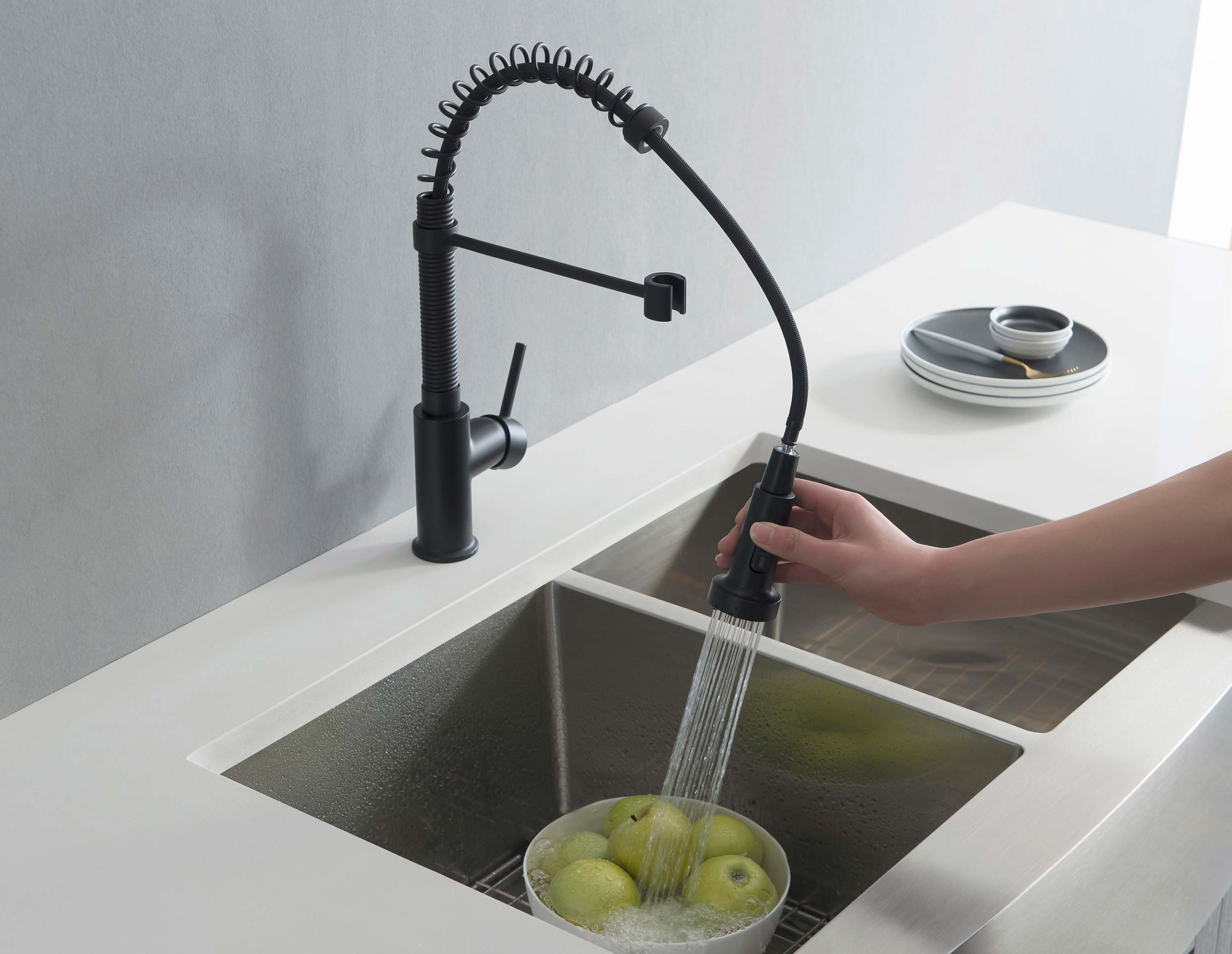 Смеситель для кухни, 2 режима струи (профессиональный) AQUATEK, матовый черный AQ1387MB Европа — фото 7
